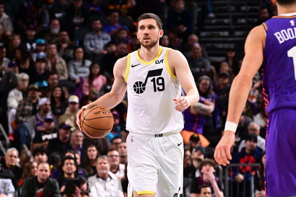 她表现得更 她表现得更